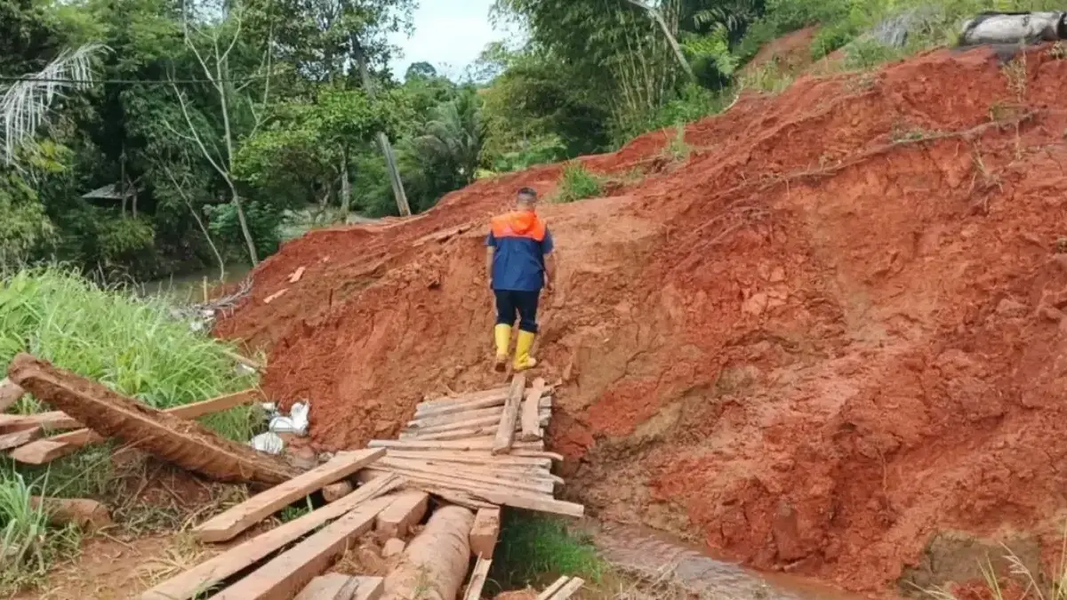 Longsor Berulang di Kampung Walihir Bandung Barat Ancam Jalan Penghubung Dua Kecamatan Longsor Berulang di Kampung Walihir Ancam Jalan Penghubung Dua Kecamatan