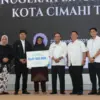 Wali Kota Cimahi Ngatiyana saat Memberikan Penghargaan pada sejumlah Pegiat Lingkungan di Cimahi dalam Anugera