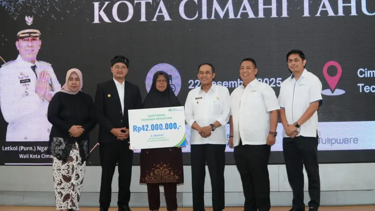 Wali Kota Cimahi Ngatiyana saat Memberikan Penghargaan pada sejumlah Pegiat Lingkungan di Cimahi dalam Anugera