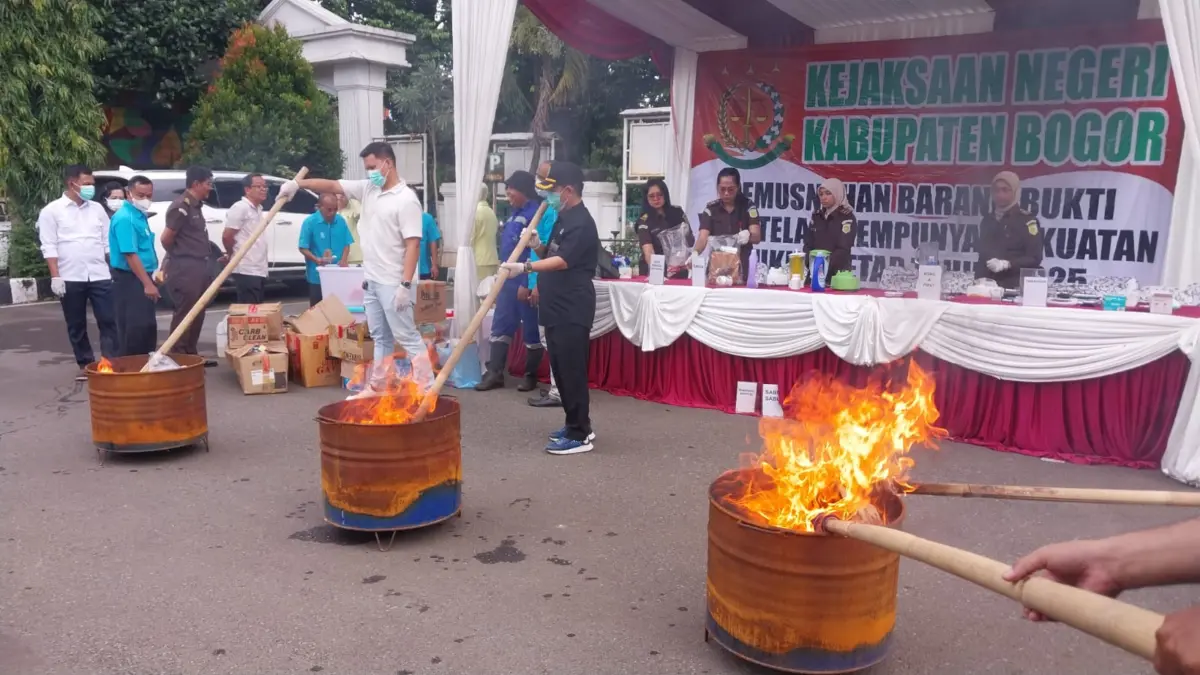 Kejari Kabupaten Bogor Musnahkan Narkotika, Ribuan Obat Keras hingga Senjata Tajam Kejaksaan Negeri Kabupaten Bogor saat melakukan pemusnahan barang bukti. Foto: Regi