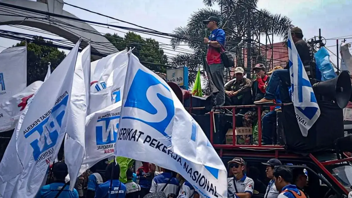 Pemkab Bandung Barat Gaspol Usulkan UMK 2026 Naik Rp253 Ribu Ilustrasi: Ribuan buruh menggelar aksi unjuk rasa di depan kantor DPRD Bandung Barat. Dok Jabar Ekspres/Suwitn