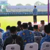 Bupati Ciamis Herdiat Sunarya saat melantik ribuan P3K Paruh Waktu di Stadion Galuh Ciamis, Selasa (23/12/2025