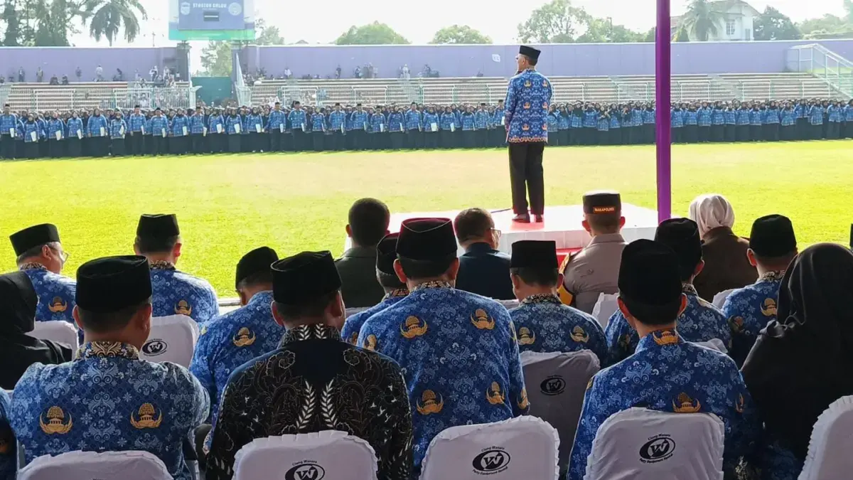 Bupati Ciamis Herdiat Sunarya saat melantik ribuan P3K Paruh Waktu di Stadion Galuh Ciamis, Selasa (23/12/2025