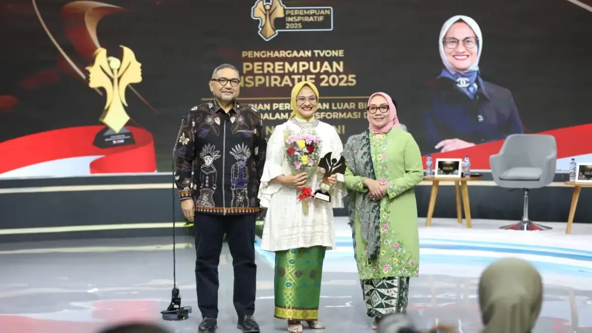 Direktur Utama Telkom Dian Siswarini (tengah) saat menerima penghargaan Perempuan Inspiratif Awards di studio