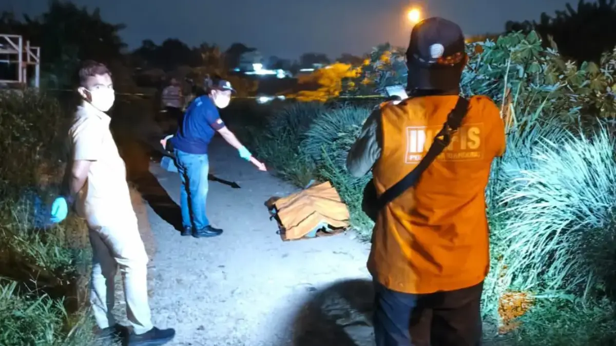 Seorang pria berinisial R ditemukan tewas bersimbah darah di bantaran Sungai Cimande, Kampung Jelegong, Desa S