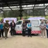 PT Jasaraharja Putera mebghibahkan satu unit mobil ambulans kepada Taman Safari Indonesia Bogor. Foto: Taman S