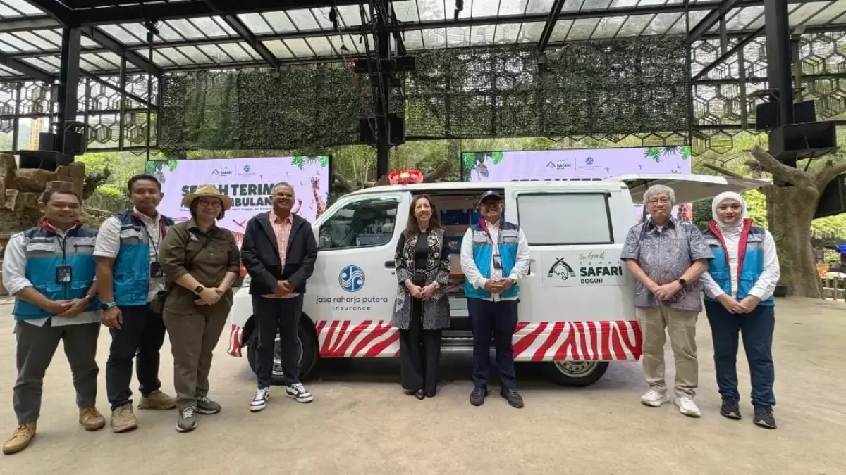 PT Jasaraharja Putera mebghibahkan satu unit mobil ambulans kepada Taman Safari Indonesia Bogor. Foto: Taman S