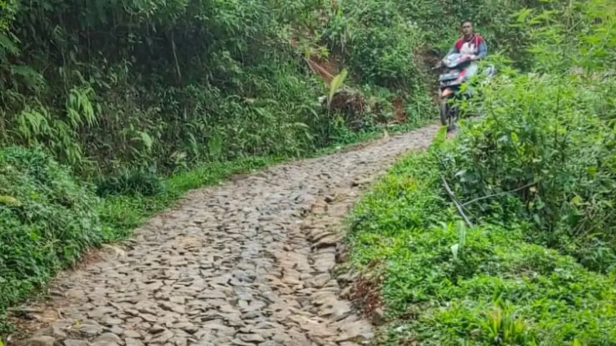 Ilustrasi: perbaikan jalan di Desa Cilangari, Kecamatan Gununghalu, KBB belum terealisasi dampak kebijakan bar