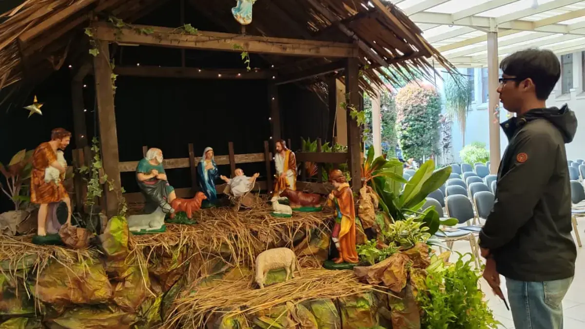 Perayaan Natal, Gereja Ignatius Baros Siapkan Pengamanan dan Gelar Doa untuk Korban Bencana Panitia Gereja Santo Ignatius Baros saat Menghias Gereja Jelang Malam Misa dan Natal (mong)