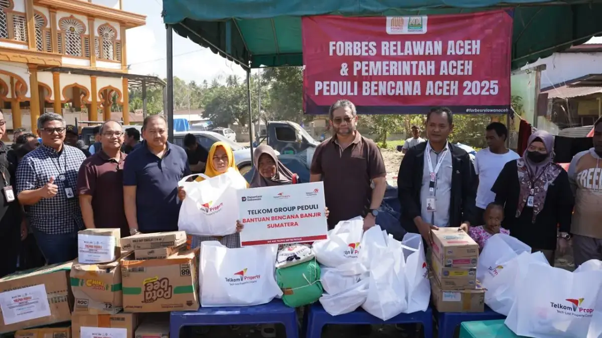 Direktur Strategic Business Development & Portfolio Telkom Seno Soemadji (tengah) menyerahkan bantuan kemanusi