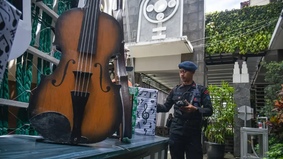 Anggota Gegana Brimob Polda Jabar menyisir pohon natal di Gereja Katedral Santo Petrus di Bandung, Jalan Merde