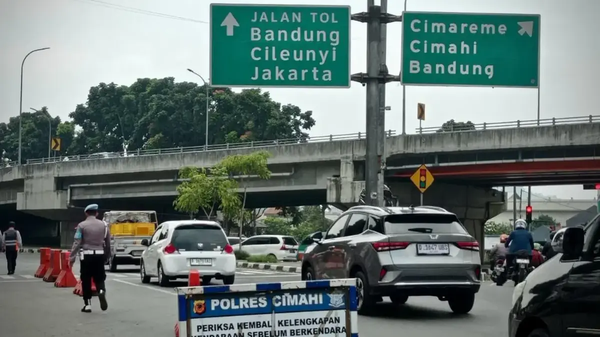 Hadapi Macet Nataru, Polres Cimahi Siapkan One Way Petugas kepolisian tengah mengatur arus lalu lintas di jalur arteri Padalarang, Bandung Barat. Dok Jabar Ekspr
