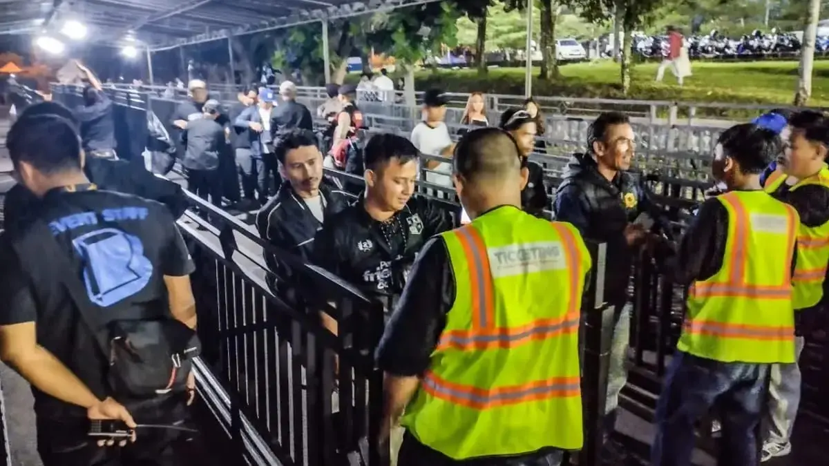 Dok. Petugas mengecek tiket gelang bobotoh sebelum laga Persib Bandung di Stadion GBLA beberapa waktu lalu. Fo