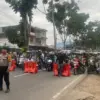 Petugas kepolisian saat memberlakukan one way di pertigaan Sadu, Kecamatan Soreang, Kabupaten Bandung, Sabtu