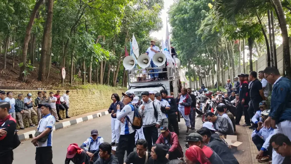 Federasi Serikat Pekerja Metal Indonesia (FSPMI) Kota Cimahi saat Menggelar Aksi Unjuk Rasa di Depan Pemkot