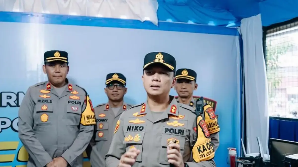 Tak Ada Petasan hingga Konvoi, Polres Cimahi Perketat Perayaan Tahun Baru 2026 Kapolres Cimahi AKBP Niko N Adi Putra saat Meninjau Pospam Nataru di Alun-alun Cimahi