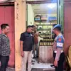 Polisi merazia salah satu warung yang menjual miras di Kota Banjar. Dari kegiatan itu, empat orang diamankan d