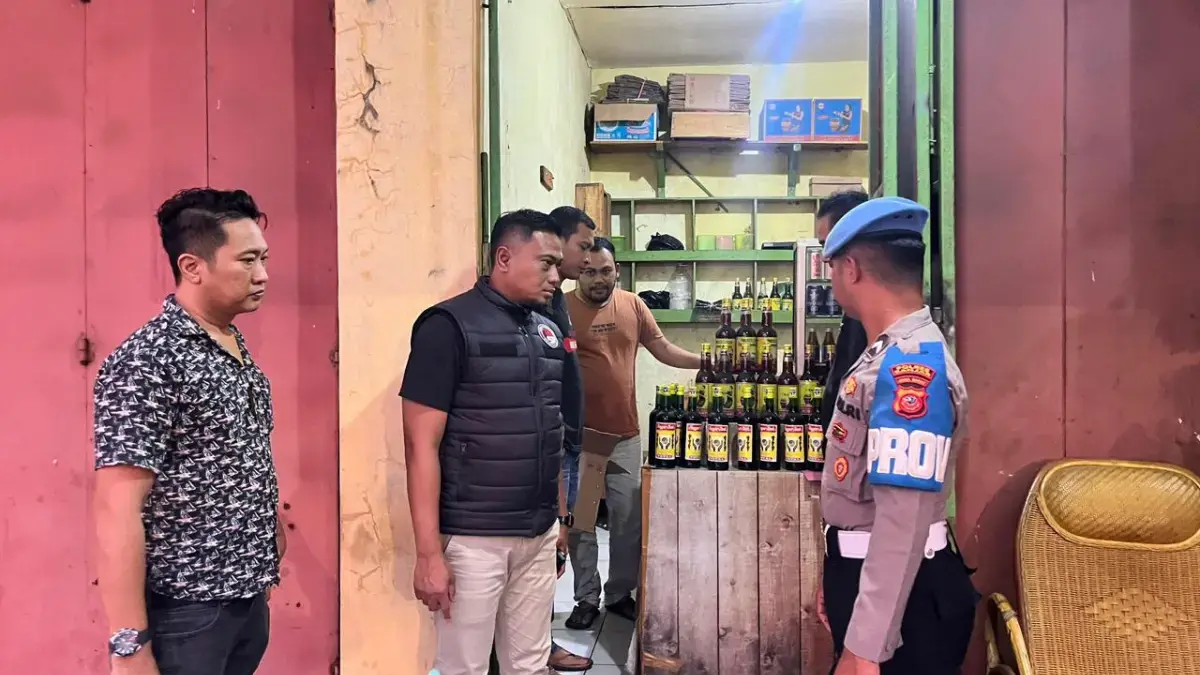 Jelang Pergantian Tahun, Polisi Sita Puluhan Botol Miras Ilegal di Banjar Polisi merazia salah satu warung yang menjual miras di Kota Banjar. Dari kegiatan itu, empat orang diamankan d