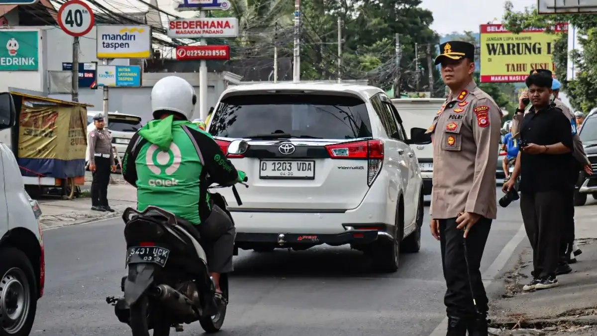 Polisi Fokus Amankan Jalur Wisata Lembang, Antisipasi Kepadatan Libur Akhir Tahun Polisi Fokus Amankan Jalur Wisata Lembang, Antisipasi Kepadatan Libur Akhir Tahun