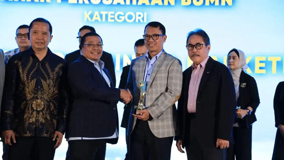 Direktur Business & Strategy Telkom Akses Djoko Srie Handono (Djosh) (kedua dari kanan) saat menerima penghar
