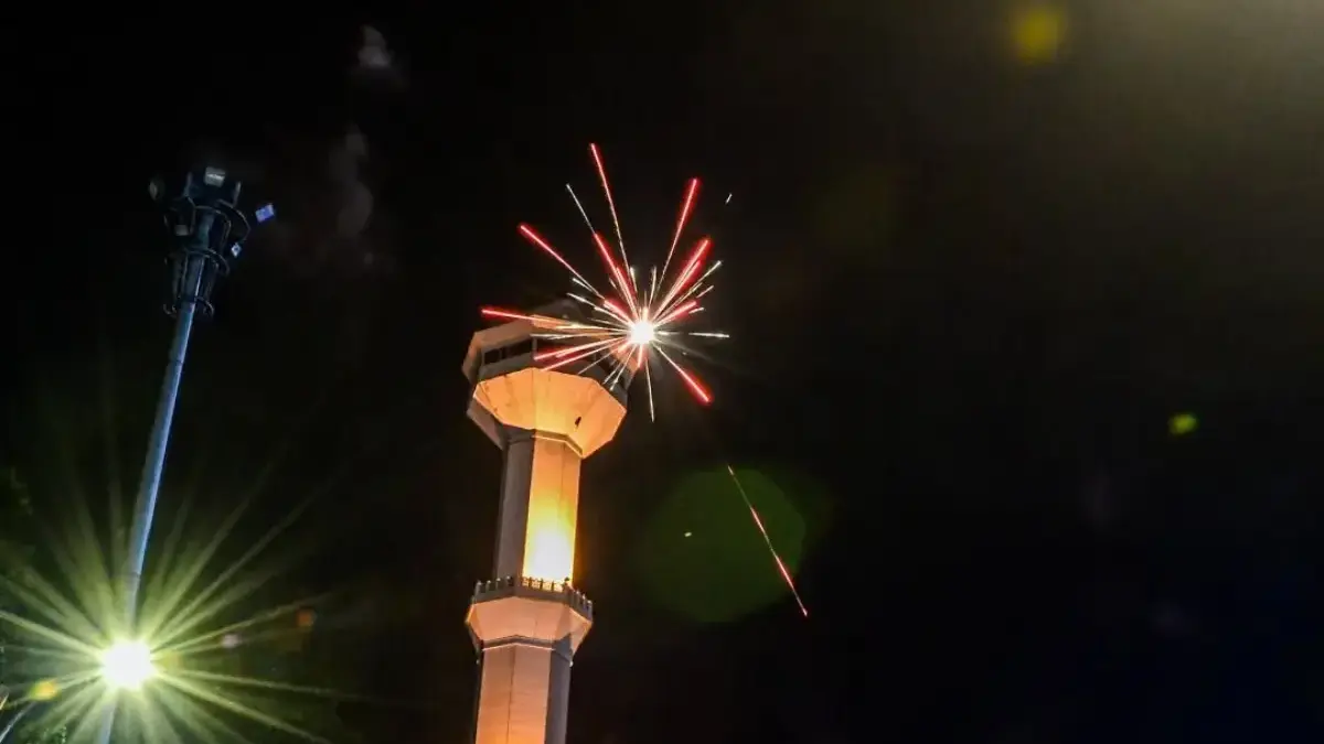 Ilustrasi: Atraksi kembang api saat malam pergantian tahun di Bandung. Foto: Dimas Rachmatsyah / Jabar Ekspres