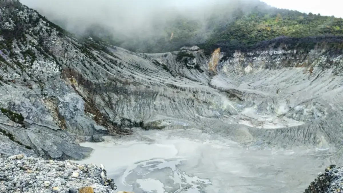 Status Gunung Tangkuban Parahu Masih Normal, Aktivitas Gempa Cenderung Menurun Ilustrasi: Suasana Kawah Ratu di Taman Wisata Alam (TWA) Gunung Tangkuban Parahu, Kabupaten Subang. Foto: Dima
