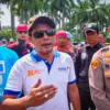 Kapolres Cimahi AKBP Niko dan Sekretaris DPW FSPMI Jawa Barat, Dede Rahmat saat memberi imbauan ke ratusan bur