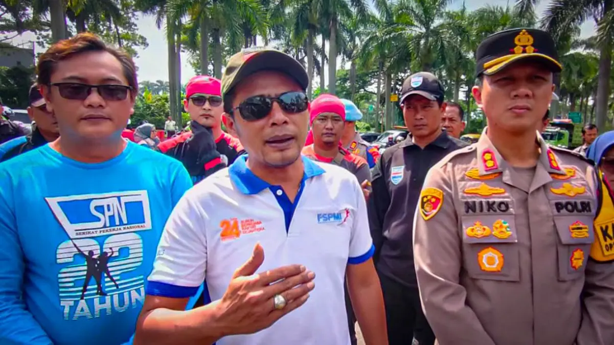 Buruh Bandung Barat Bergerak ke Jakarta, Tolak Kebijakan Upah 2026 Kapolres Cimahi AKBP Niko dan Sekretaris DPW FSPMI Jawa Barat, Dede Rahmat saat memberi imbauan ke ratusan bur
