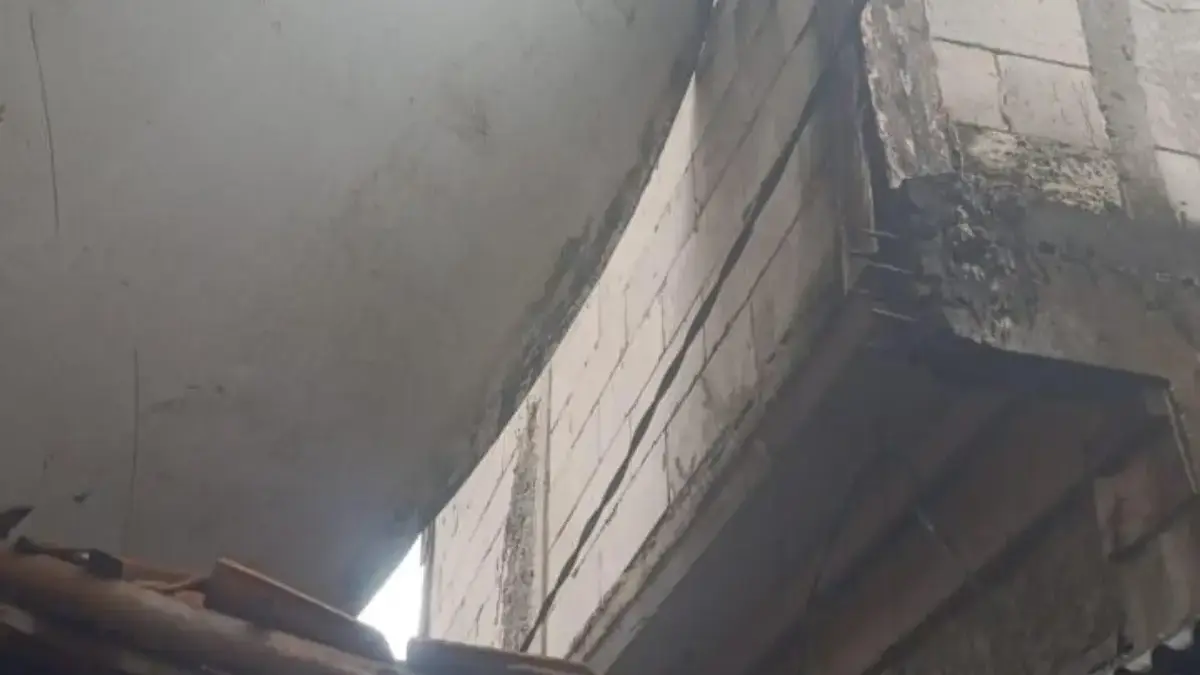 Bangkai Pesawat di Kemang Hantam Kediaman Warga, 43 Rumah Alami Kerusakan dan 26 Jiwa Mengungsi Bangkai Pesawat di Kemang Hantam Kediaman Warga, 43 Rumah Alami Kerusakan dan 26 Jiwa Mengungsi