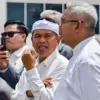 Gubernur Jawa Barat Dedi Mulyadi (kiri) bersama Wali Kota Bandung Muhammad Farhan (kanan) saat melakukan kunju