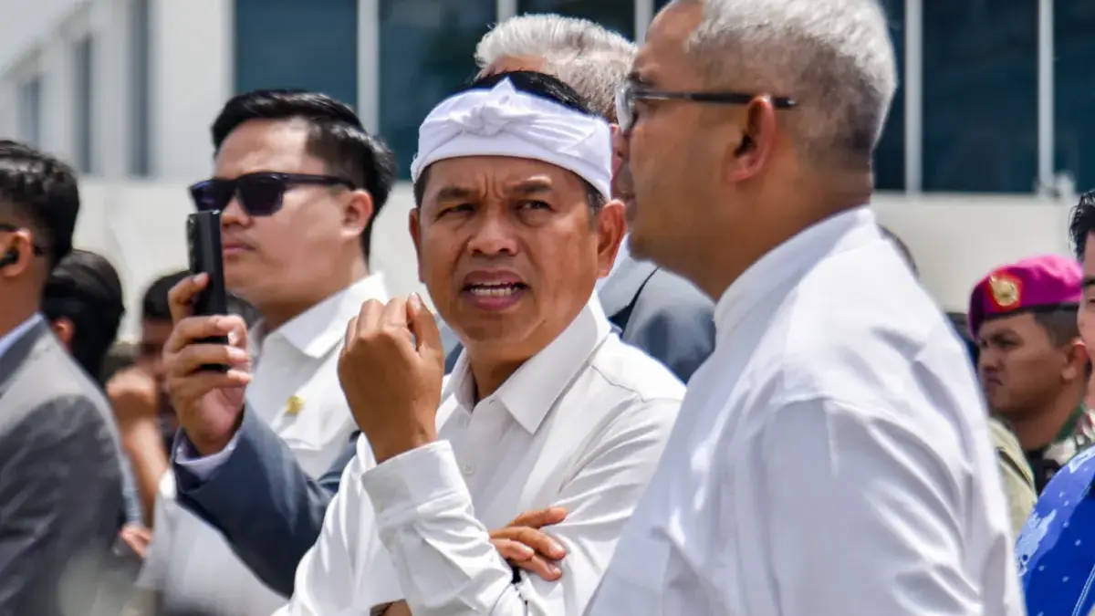 Gubernur Jawa Barat Dedi Mulyadi (kiri) bersama Wali Kota Bandung Muhammad Farhan (kanan) saat melakukan kunju