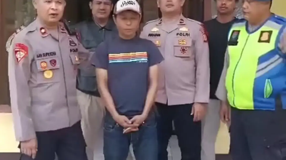 Ancam Bakar Minimarket di Cimanggung Sumedang, Seorang Preman Berakhir Dibekuk Polisi! Kapolsek Cimanggung, Kompol Aan Supriatna bersama anggota saat menampilkan pelaku aksi premanisme