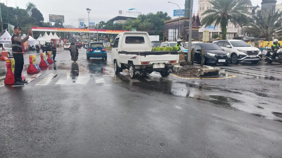 Situasi arus lalu lintas di kawasan wisata puncak, pada Selasa (30/12/2025) Sore