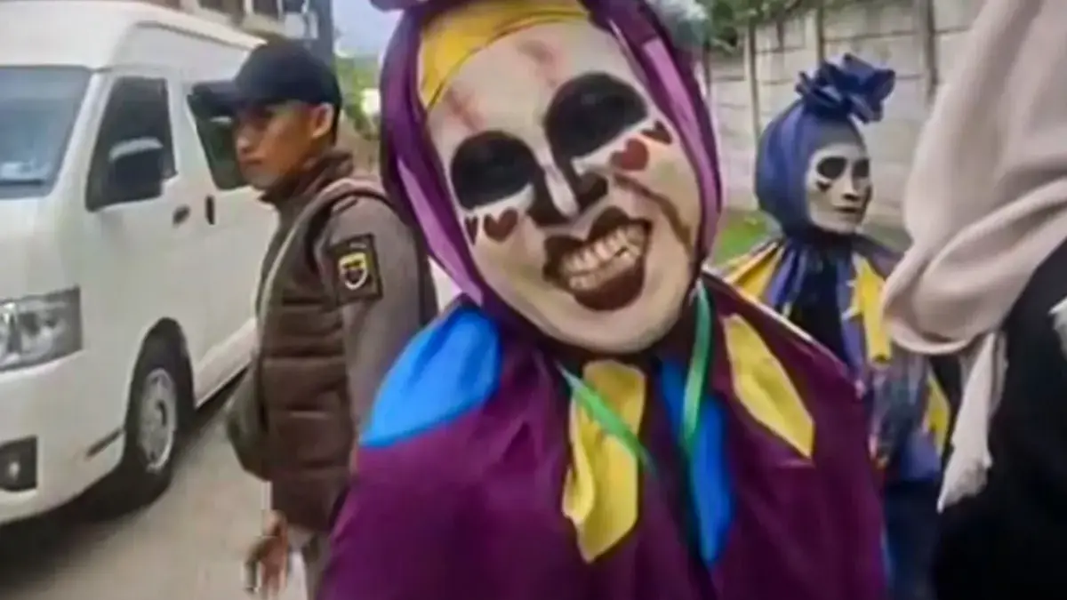 Kemunculan Pocong Ber-QRIS Ganggu Kenyamanan Wisatawan di Lembang Satpol PP tertibkan cosplay pocong QRIS di Lembang, KBB