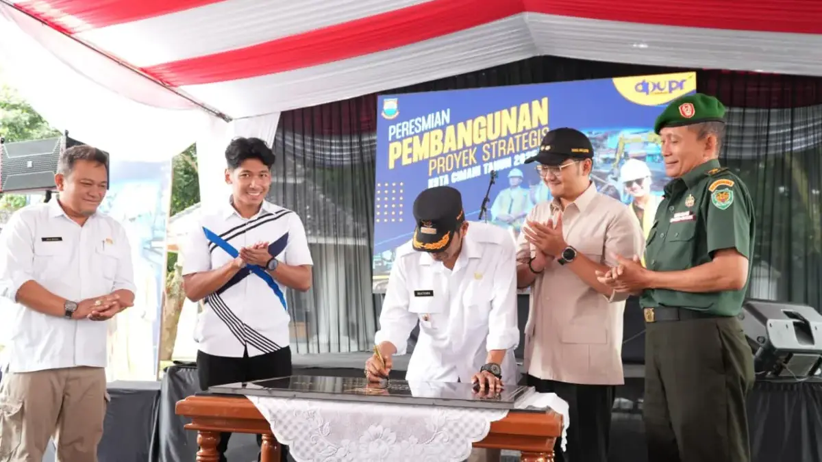 Wali Kota Cimahi, Ngatiyana saat Peresmian Tugu Bundaran Jati