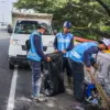 Ilustrasi: Petugas membersihkan sampah di area Jembatan Layang Prof Mochtar Kusumaatmadja, Kota Bandung usai p