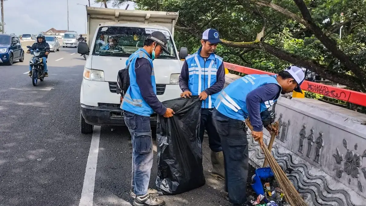 DLH Angkut 95 Meter Kubik Sampah Sisa Pesta Tahun Baru di Bandung Ilustrasi: Petugas membersihkan sampah di area Jembatan Layang Prof Mochtar Kusumaatmadja, Kota Bandung usai p