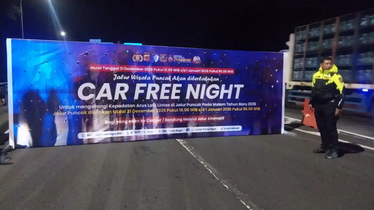 Satlantas Polres Bogor Tutup Akses Exit Tol Ciawi ke Simpang Gadog Jelang Car Free Night Kasatlantas Polres Bogor AKP Rizky Guntama saat melakukan penutupan jalur interchange Exit Tol Ciawi menuju Si