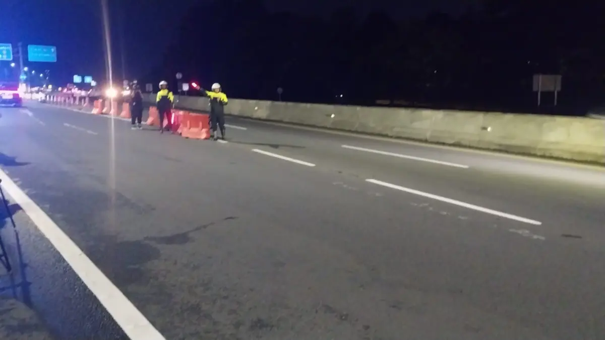 Anggota Satlantas Polres Bogor saat mengatur arus lalu lintas di jalur interchange exit tol Ciawi, pada Rabu (