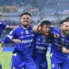 Pemain Persib Bandung rayakan gol ke gawang Semen Padang.