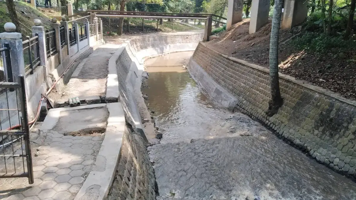 Hujan Deras Tutup Intake BLUD Cimahi: Suplai Air Baku Sempat Terhenti Akibat Sedimen dan Sampah Sumber Air Baku Yang Diproduksi Oleh Sistem Pengolahan Air Minum (SPAM) yang Dikelola BLUD Air Minum Kota Cima