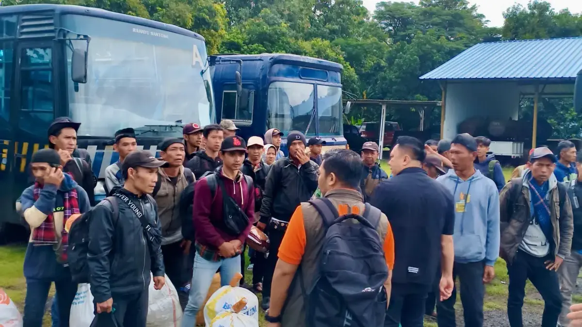 Terdampak Banjir Sumatra, 100 Warga Dipulangkan Pemprov Jateng Pemprov Jateng Pulangkan 100 Warga Terdampak Banjir Sumatra