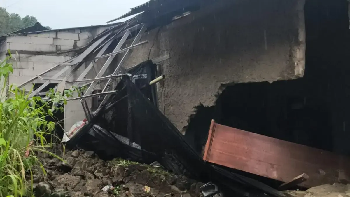 Rumah yang terdampak TPT yang jebol di Pasir Jambu, Sukaraja. Foto: BPBD Kabupaten Bogor