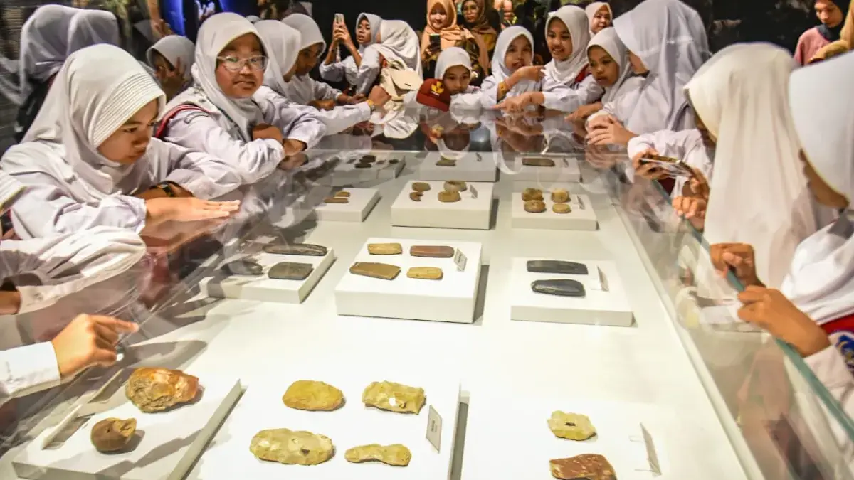 Pelajar mengamati koleksi replika batuan saat mengunjungi Museum Geologi, Kota Bandung, Senin (15/12). Wisata
