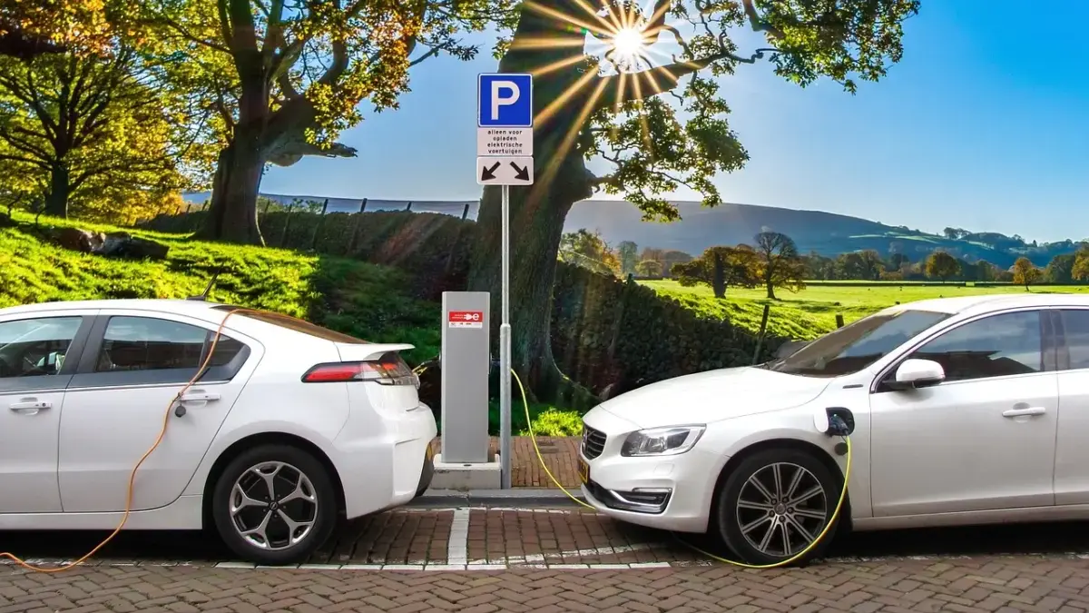 Mobil Listrik vs Mobil Bensin: Mana yang Lebih Hemat di 2025? Simak Hitungan Lengkapnya!