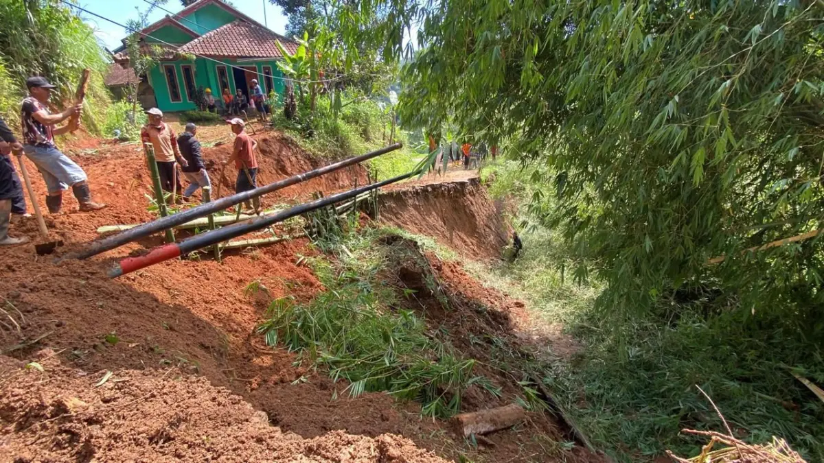 Longsor Putuskan Jalur Nanggerang–Mukapayung, Pemda KBB Alihkan BTT untuk Perbaikan Darurat Masyarakat di Kampung Bangsaya RT 02 RW 07, Desa Nanggerang, Kecamatan Cililin, Kabupaten Bandung Barat (KBB)
