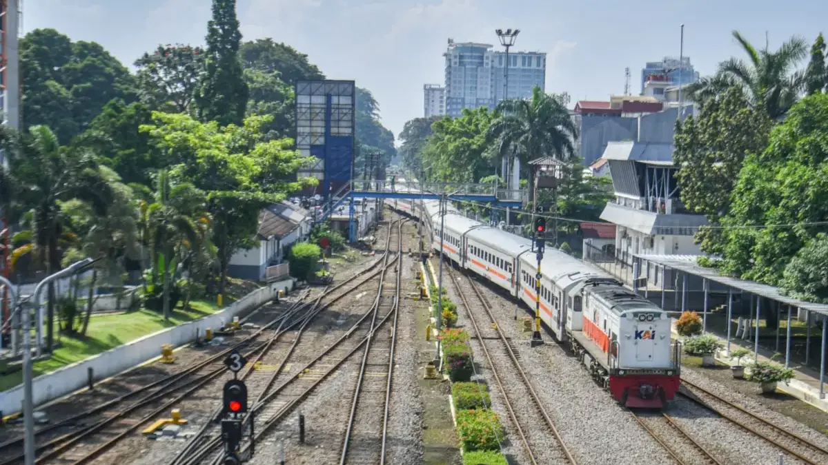 Transportasi Jawa Belum Merata, Bandung Masuk Sorotan Soal Wacana Kereta Cepat ke Surabaya Rangkaian kereta api (KA) melintas di Stasiun Bandung, Kota Bandung, Sabtu (6/12). Foto: Dimas Rachmatsyah / J