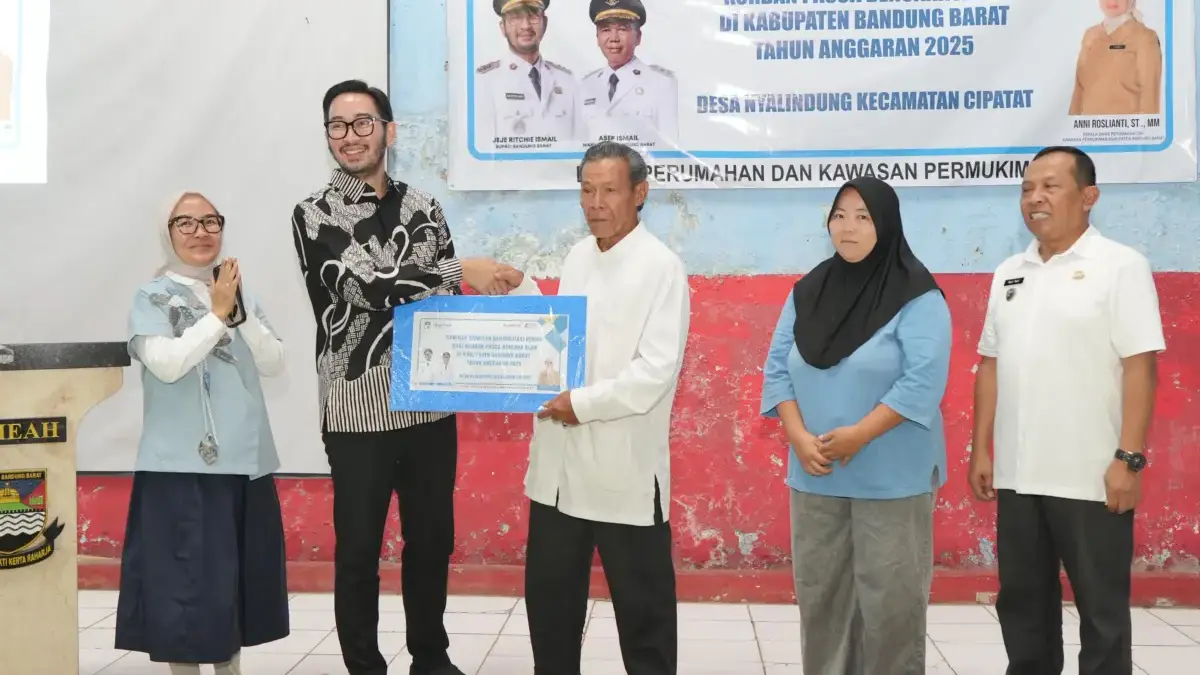 Bupati Bandung Barat, Jeje Ritchie Ismail saat menyerahkan dana stimulan bagi warga terdampak banjir bandang d