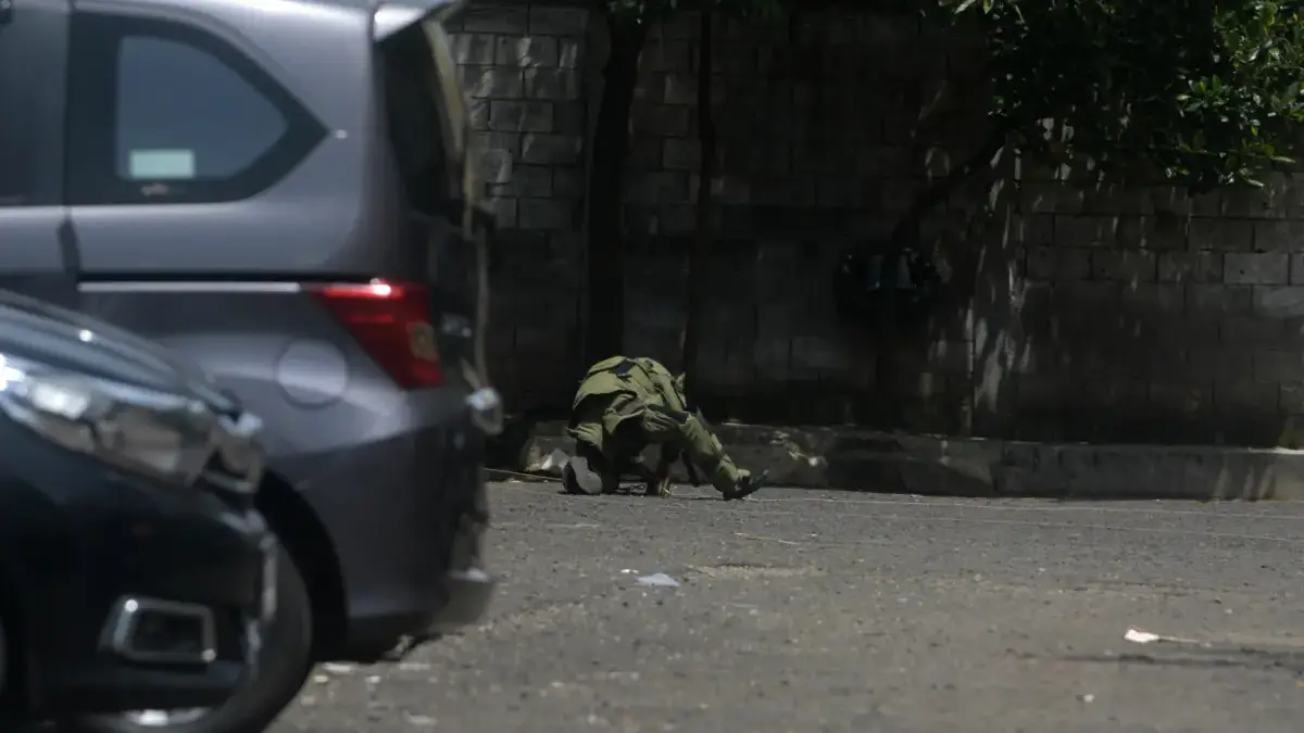 Tim Gegana Brimob Polda Jabar membawa barang temuan yang mencurigakan di area ruko dan Gereja GKPS Kosambi, Ko