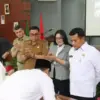Penyerahan SK pegawai di lingkungan Disdik Jabar, Senin (8/12). (dok humas)